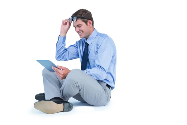 Homme d'affaires assis et utilisant une tablette — Photo