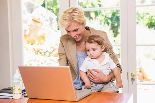 Blondine benutzt Laptop mit Sohn — Stockfoto