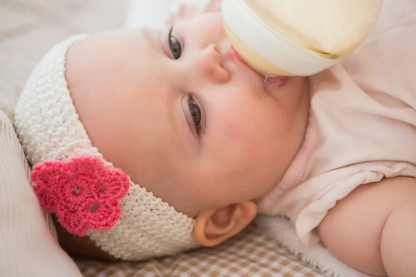 Baby girl drinking her baby bottle — Stok fotoğraf