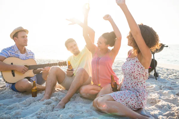 Amigos divertirse en la playa —  Fotos de Stock