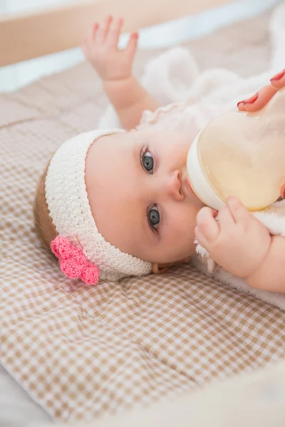 Baby girl drinking her baby bottle — Stockfoto