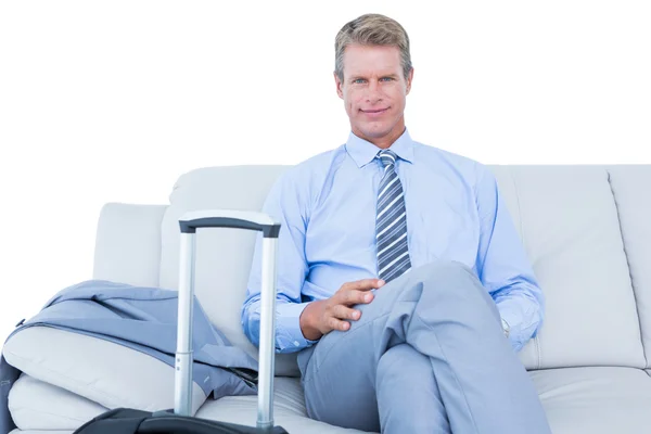 Elegantní podnikatel s notebookem sedět doma na pohovce — Stock fotografie