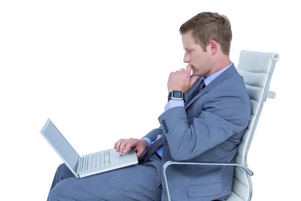 Hombre de negocios guapo usando su portátil — Foto de Stock