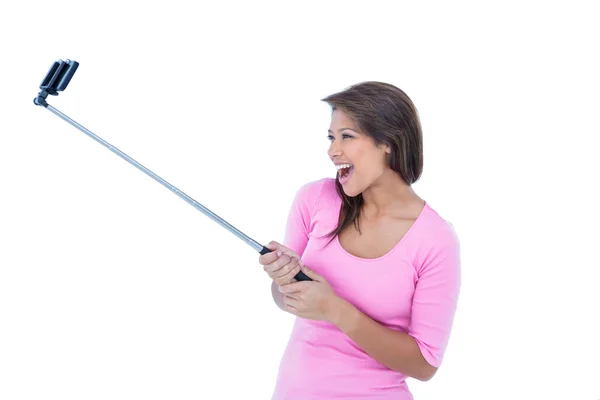 Brunette utilisant selfie stick — Photo