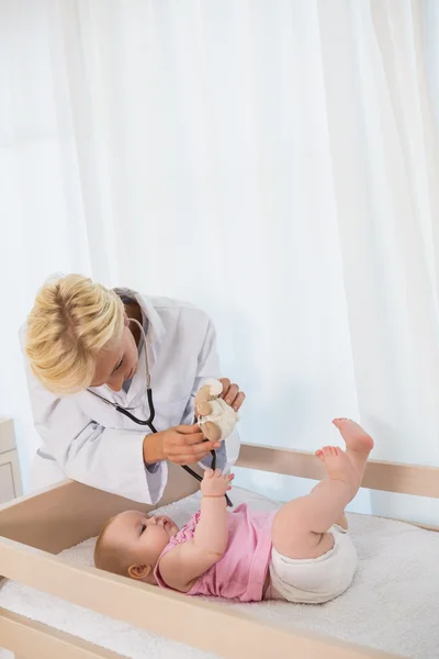 Neonata con medico utilizzando stetoscopio — Foto Stock