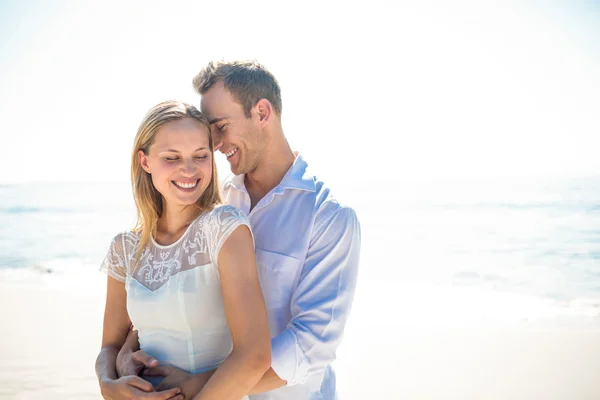 Счастливая пара на пляже — стоковое фото