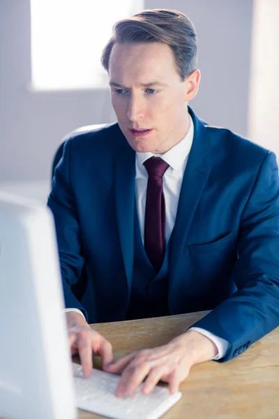 Ernstige zakenman te typen op computer — Stockfoto