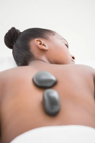 Mulher gostando de massagem de pedra quente — Fotografia de Stock