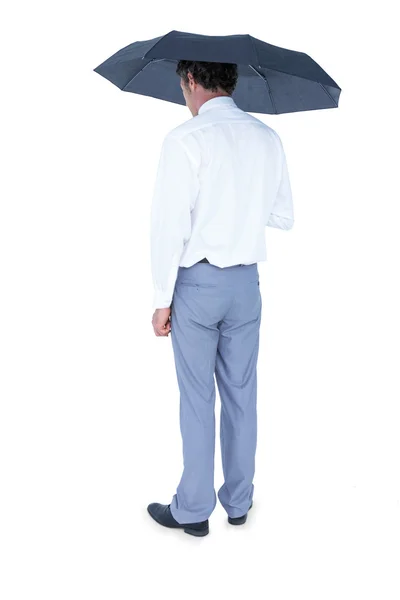 Бизнесмен, держащий зонтик — стоковое фото
