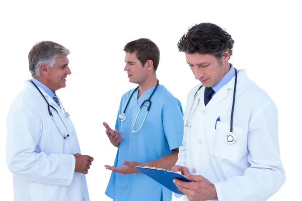 Ärzte und Krankenschwestern diskutieren gemeinsam — Stockfoto