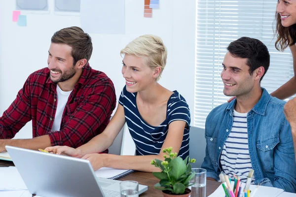 Creatieve business team met behulp van laptop in vergadering — Stockfoto