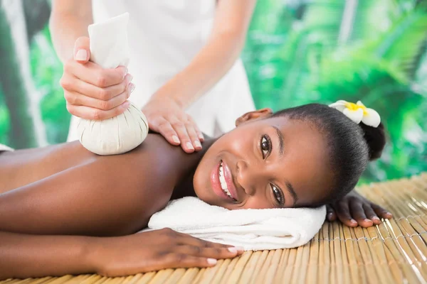 Mulher desfrutando de ervas comprimir massagem — Fotografia de Stock