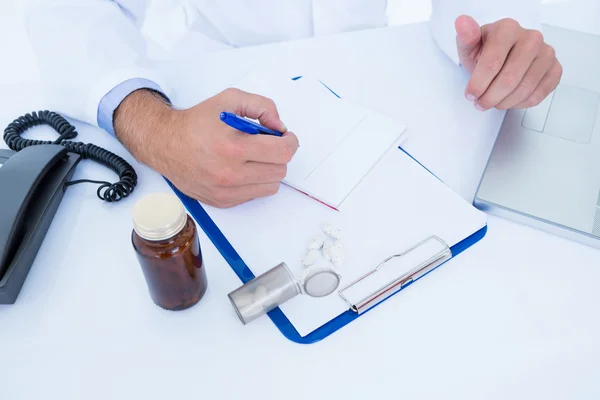 Doctor anotando en un cuaderno — Foto de Stock