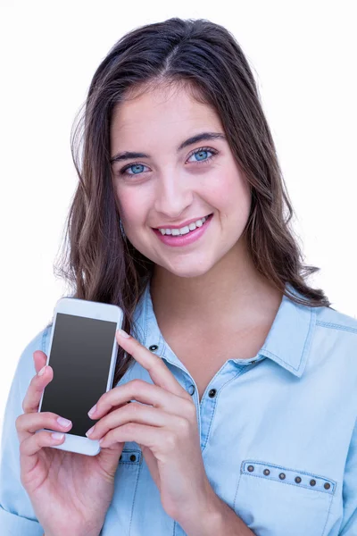 Mooie brunette glimlachen op camera met haar smartphone — Stockfoto
