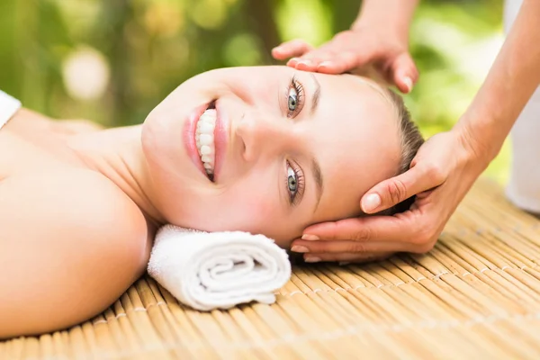 Atractiva joven que recibe masaje facial en el centro de spa —  Fotos de Stock