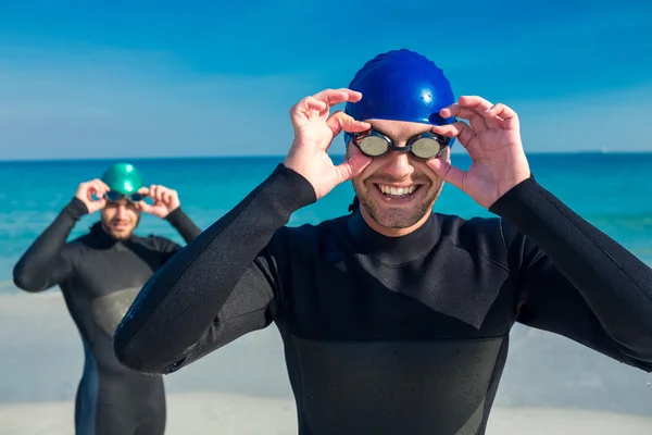 Nadadores preparándose en la playa — Foto de Stock