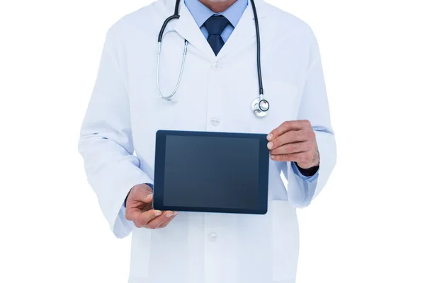 Un médecin montrant une tablette numérique — Photo