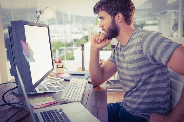 Homme d'affaires occasionnel à la recherche d'un ordinateur au bureau — Photo