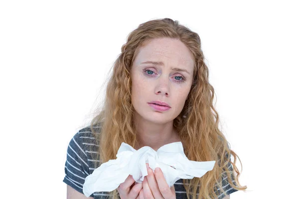 Kranke blonde Frau mit Papiertaschentuch — Stockfoto