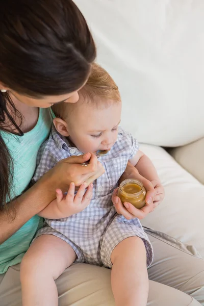 Moeder voeden haar babyjongen — Stockfoto