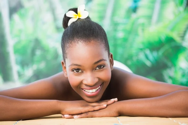 Frau liegt auf Massagetisch — Stockfoto