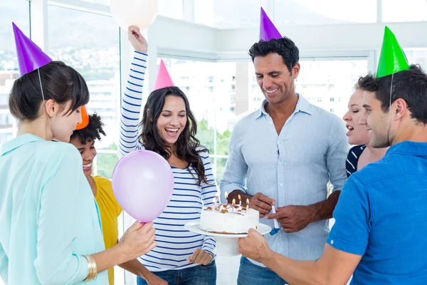 Obchodní lidé slaví narozeniny — Stock fotografie