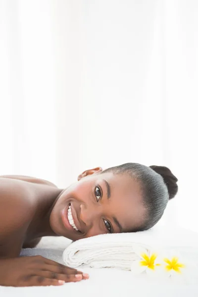 Frau lächelnd auf Massagetisch liegend — Stockfoto