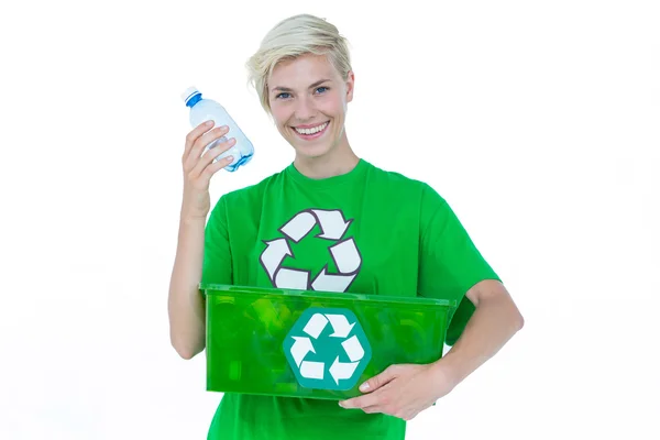 Ξανθιά, φορώντας ένα tshirt ανακύκλωσης κρατώντας το κουτί ανακύκλωσης — Φωτογραφία Αρχείου