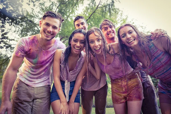 Happy vrienden bedekt met poeder verf — Stockfoto