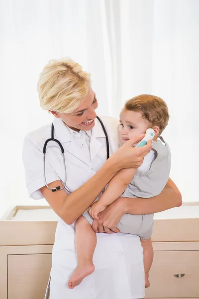 Médico loiro com criança e estetoscópio — Fotografia de Stock