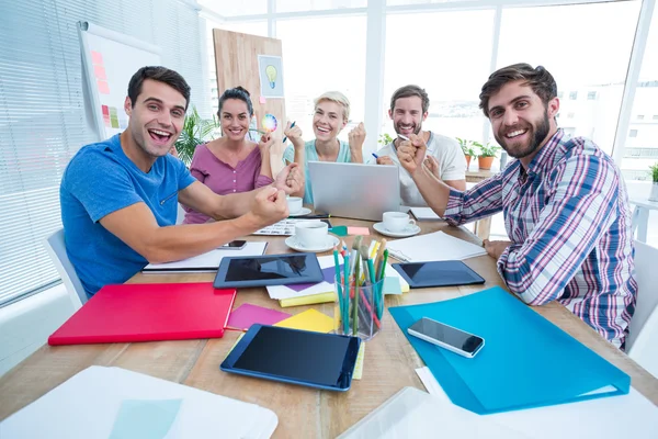 Retrato de gente de negocios creativa en el encuentro — Foto de Stock