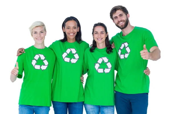 Vänner bär återvinning tshirts — Stockfoto