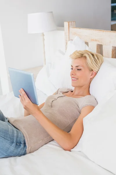 Young woman using her tablet — Stock Photo, Image
