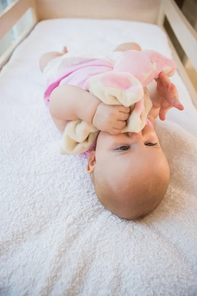 Kız şirin bebek beşiğinde — Stok fotoğraf