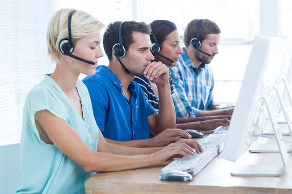 Callcenter-Mitarbeiter an ihren Laptops — Stockfoto