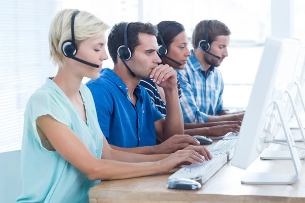 Trabajadores de centros de llamadas en sus computadoras portátiles — Foto de Stock