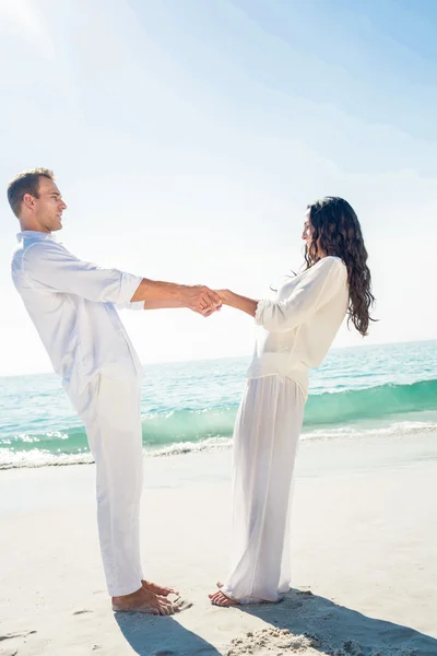 Ζευγάρι, κρατώντας τα χέρια και να στέκεται στην παραλία — Φωτογραφία Αρχείου
