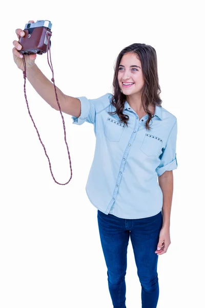Ładna brunetka biorąc selfie aparatem retro — Zdjęcie stockowe