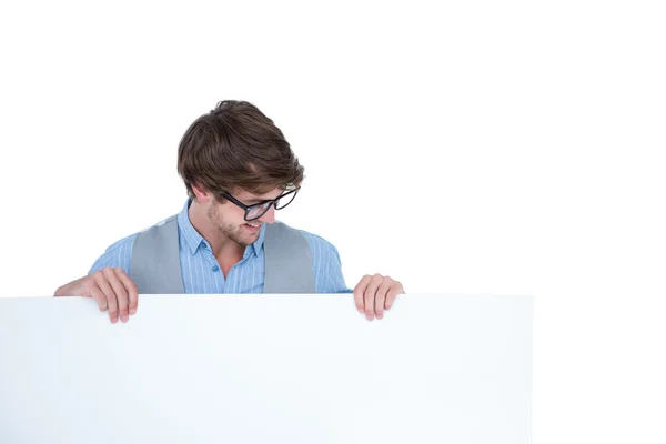 Bonito homem segurando painel em branco — Fotografia de Stock