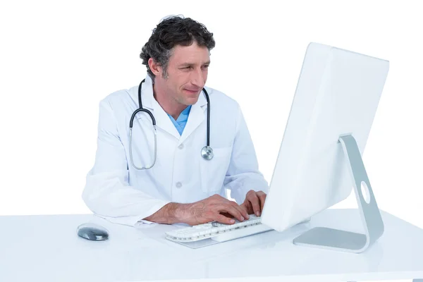 Lachende arts werkzaam op laptop — Stockfoto