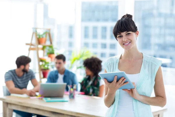 Sorrindo jovem empresária usando tablet — Fotografia de Stock