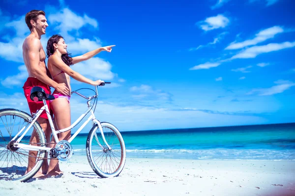 Coppia felice che va in bicicletta — Foto Stock