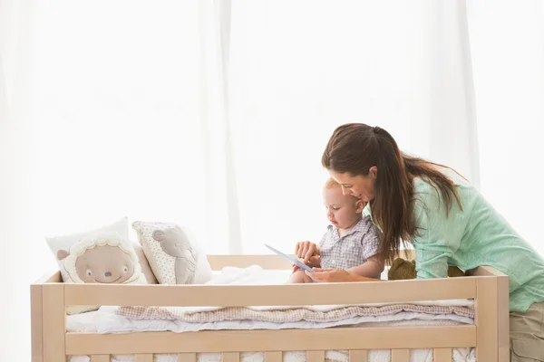 Mutter benutzt Tablette mit Baby — Stockfoto