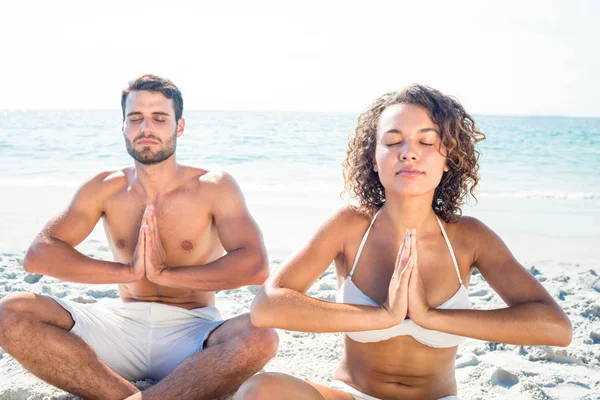 Pareja feliz haciendo yoga al lado del agua —  Fotos de Stock