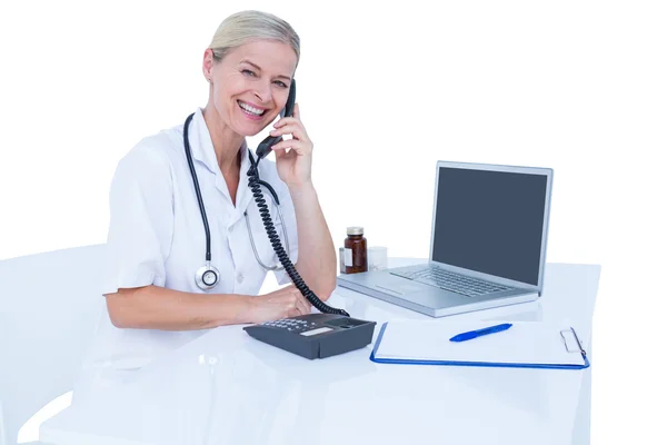 Médico sonriente teniendo una llamada telefónica —  Fotos de Stock