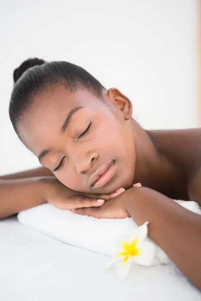 Vrouw liggend op een massagetafel in spa — Stockfoto