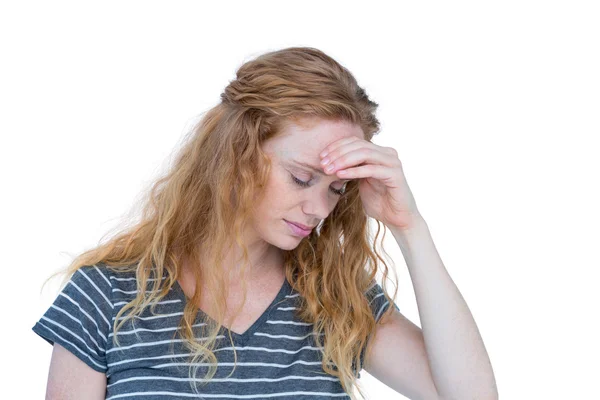 Een blonde vrouw met hoofdpijn — Stockfoto