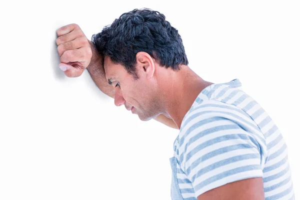 Triste hombre apoyado cabeza contra la pared —  Fotos de Stock