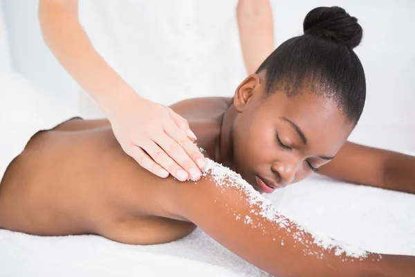 Mulher desfrutando de uma massagem de esfoliação — Fotografia de Stock