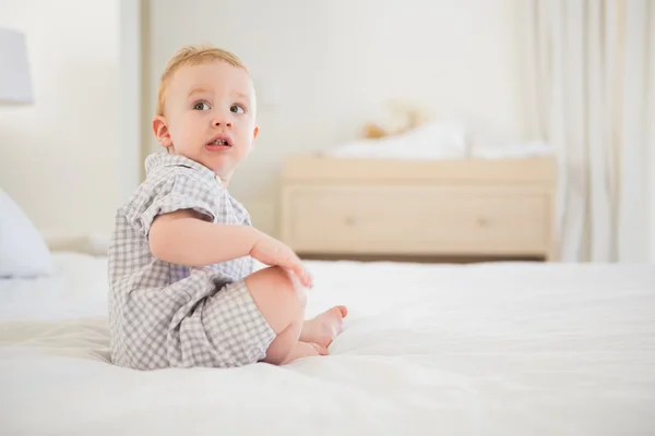 Baby boy at home in bedroom — ストック写真